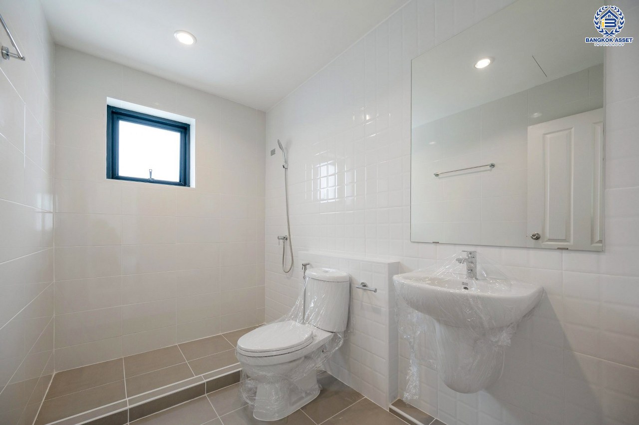 บ้านมือสองตกแต่งใหม่ โครงการ ปฐวีกาญจน์ ประชาชื่น-แจ้งวัฒนะ ทำเลโซนเมือง ดีไซน์สุด Classic ใกล้เซ็นทรัลแจ้งวัฒนะ สนามบินดอนเมือง เดินทางสู่ใจกลางเมืองได้อย่างรวดเร็วด้วย ทางด่วน"ศรีสมาน" และรถไฟฟ้าสายสีชมพู "สถานีเมืองทองธานี" บนเนื้อที่ 61.6 ตร.ว. ฟังก์ชัน 3 ห้องนอน 4 ห้องน้ำ 1 ห้องแม่บ้านพร้อมห้องน้ำ จอดรถได้ 2 คัน